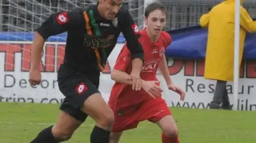 PANE E CALCIO IN FAMIGLIA. Tommaso Lelj in azione con la maglia del Venezia A destra: papà Beppe tra Cerilli e Gibì Fabbri ai tempi del Real Vicenza