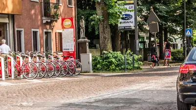 Pavimentazione dissestata in nella zona della piazza di Carpenedo.