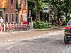 Pavimentazione dissestata in nella zona della piazza di Carpenedo.