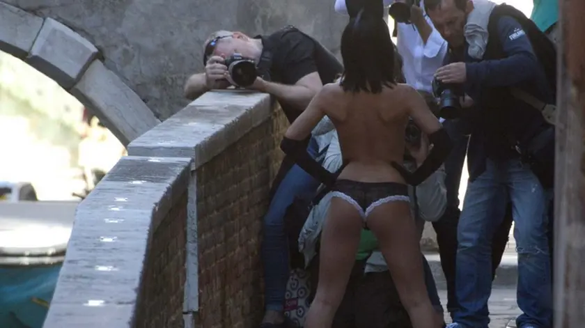 Interpress/M.Tagliapietra Venezia 02.05.2017.- Ore 16.00, Fondamenta Mocenigo, tra San Stae e Cà Pesaro, modella con mascherina posa completamente nuda.