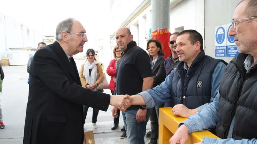 Il vescovo Gardin in visita ai dipendenti della Ilnor che passeranno la Pasqua in fabbrica per difendere il posto di lavoro