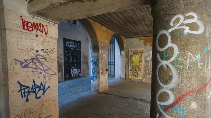 Scritte e graffiti deturpano il sotoportego che porta alla Corte del Milion. Quest’anno ricorrono i 700 anni dalla morte di Marco Polo (Foto Andrea Merola)