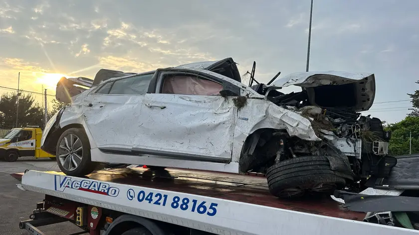 Esce di strada e l’auto si ribalta: grave trentenne di San Stino