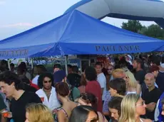 Jesolo Lido (VE):.Spritz on the beach al Terrazza Mare..15/07/2001 © Light Image Studio..Carrai.