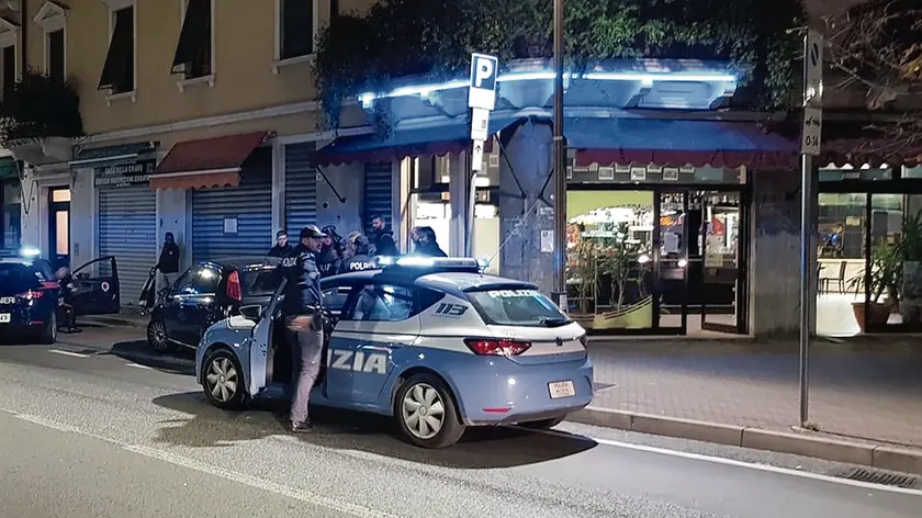 La polizia impegnata in un controllo in via Piave a Mestre