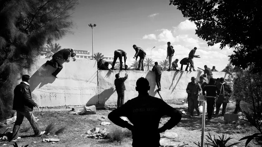 Persone in fuga dalla Libia durante gli scontri tra ribelli e forze pro-Gheddafi. Passaggio di frontiera a Ras Jdir, nei pressi di Ben Guerdane. Ras Jdir, Tunisia 2011 ©Paolo Pellegrin/ Magnum Photos