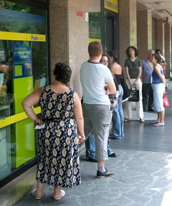 2005.06.29, MARGHERA. Poste Centrali. Utenti in attesa. © Matteo Crosera / BERTOLIN. Richiesto da: Pellicani 2005.06.29, MARGHERA. Poste Centrali. Utenti in attesa. © Matteo Crosera / BERTOLIN. Richiesto da: Pellicani