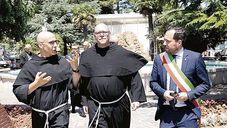 ll sindaco De Zotti con i Frati francescani di Assisi