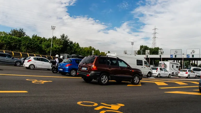 RALLENTAMENTI E TRAFFICO AL CASELLO AUTOSTRADALE DI VILLABONA.