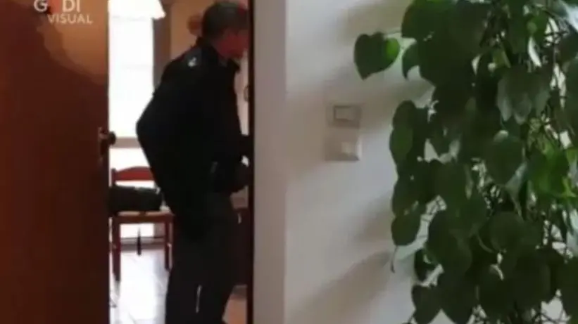 La polizia nell'appartamento al secondo piano della palazzina al civico 4 di via della Valle nel novembre 2019, quando Manuel Mason aveva tentato di uccidere la madre