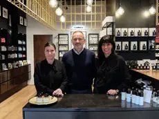 Foto Agenzia Candussi/ Chiarin/ Mestre, Riviera XX settembre/ Riapertura della Profumeria Riviera - nella foto il titolare Enzo Gecherle con le commesse Oriana e Francesca