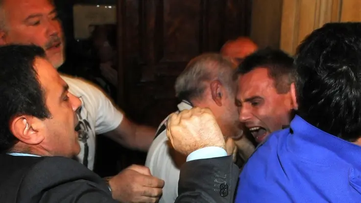 Interpress/Mazzega Scattolin Venezia, 29.05.2015.- Manifestanti in Comune contro i tagli del Comm Zappalorto.- Nella foto momenti di tensione con un presente in sala che ha scavalcato la balaustra e subito fermato dalla P.S.