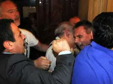 Interpress/Mazzega Scattolin Venezia, 29.05.2015.- Manifestanti in Comune contro i tagli del Comm Zappalorto.- Nella foto momenti di tensione con un presente in sala che ha scavalcato la balaustra e subito fermato dalla P.S.