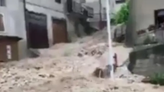Il fermo immagine tratto da un video pubblicato su Youtube mostra la frana a Enego (Vicenza), 25 giugno 2017. ANSA/FERMO IMMAGINE VIDEO YOUTUBE +++EDITORIAL USE ONLY - NO SALES+++