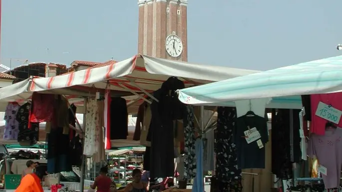 Mirano (Venezia): il mercato 27/08/2001 © Light Image studio Baschieri