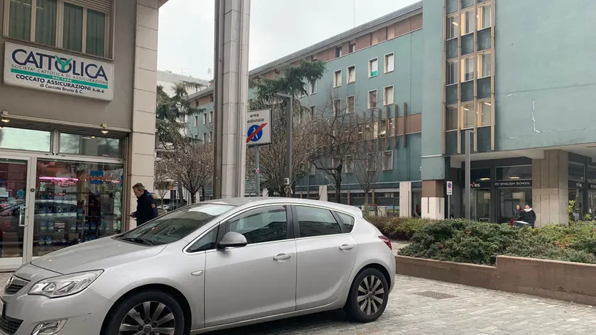 L'auto dell'uomo preso a pugni per essere passato con il rosso