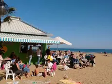 COLUCCI - DINO TOMMASELLA - JESOLO - PRIMI BAGNI DI ACQUA E SOLE NELLA SPIAGGIA E CODE PER STRADA