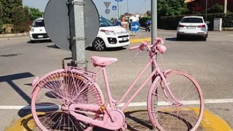 Bici rosa per segnare il passaggio della carovana (foto Pòrcile)