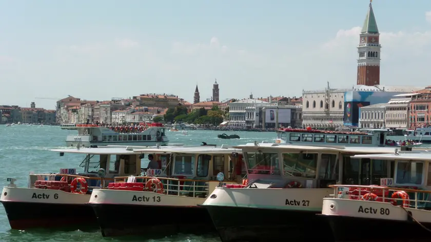 Vaporetti dell Azienda Comunale Trasporti Venezia fermi all'attracco, lungo riva degli Schiavoni all'Arsenale, per lo sciopero nazionale dei trasporti pubblici, indetto oggi 22 luglio 2011. ANSA/ANDREA MEROLA