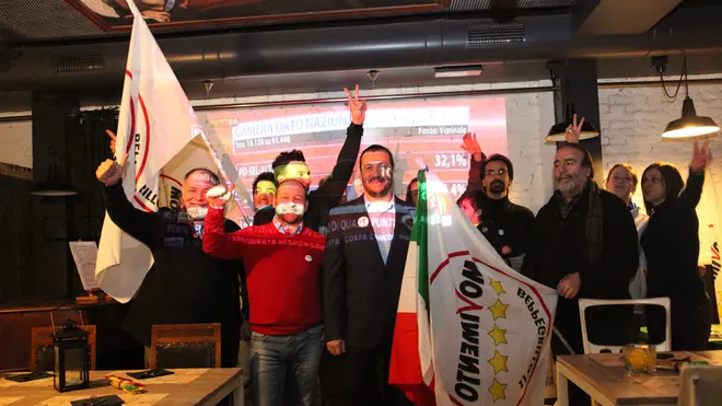 Festeggiamenti del Movimento 5 Stelle presso il bar 'il palco' a Mestre - foto di gruppo assieme al candidato Marco Da Villa