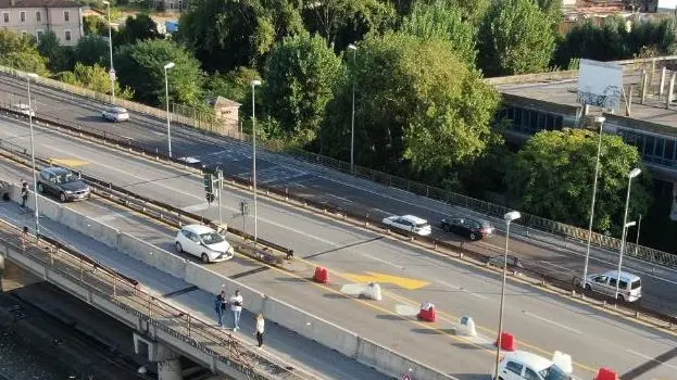 Il cavalcavia superiore di Mestre e il punto da cui, nella serata di martedì 3 ottobre, è caduto l’autobus navetta de “ La Linea” FOTO PÒRCILE