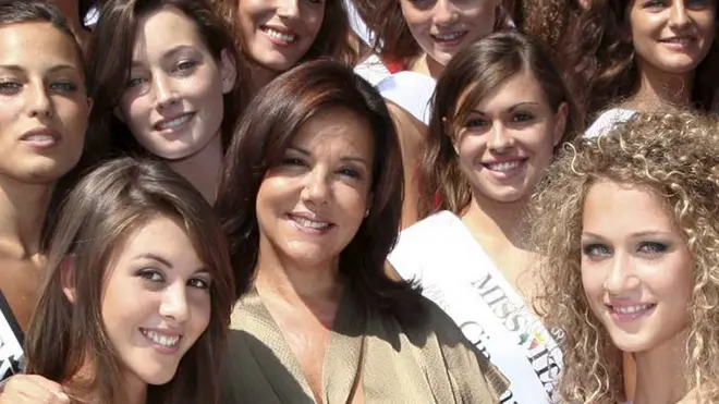 Foto di gruppo per le 255 ragazze semifinaliste di Miss Italia oggi 24 agosto 2010 a Salsomaggiore accompagnate da Patrizia Mirigliani (al centro) ANSA/U.S. MISS ITALIA