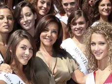 Foto di gruppo per le 255 ragazze semifinaliste di Miss Italia oggi 24 agosto 2010 a Salsomaggiore accompagnate da Patrizia Mirigliani (al centro) ANSA/U.S. MISS ITALIA