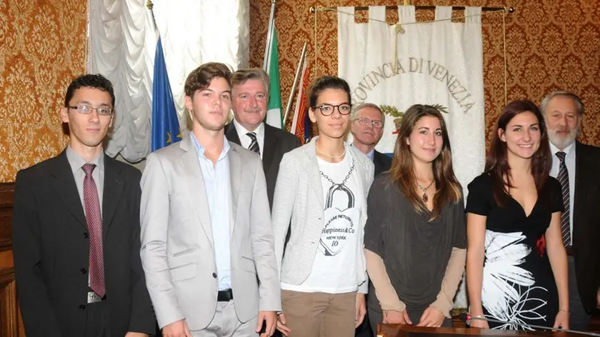 Interpress/Mazzega Baschieri Venezia, 10.10.2014.- Provincia di Venezia, Cerimonia d'apertura anno scolastico 2014/2015.- Nella foto i premiati presenti:da SX Stefano Bozza ISIS Da Vinci Portogruaro, Massimo Perzolla Liceo Marjorana Mirano, Ass.all'Istruzione Provincia VE Claudio Tessari, Giulia De Carlo Liceo XV Aprile Portogruaro, il Prefetto Vicario Vito Cusumano, Annalisa Ortile Liceo Galilei Dolo, Cklaudia Discardi Liceo Galilei Dolo e il Dir.Uff.Scolastico Territoriale Domenico Martino.