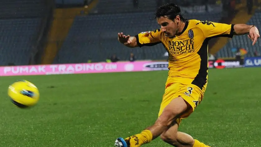 Una conclusione contro la porta dell'Udinese del difensore del Siena Cristiano Del Grosso oggi 6 novembre 2011 allo stadio Friuli di Udine. ANSA/ALBERTO LANCIA