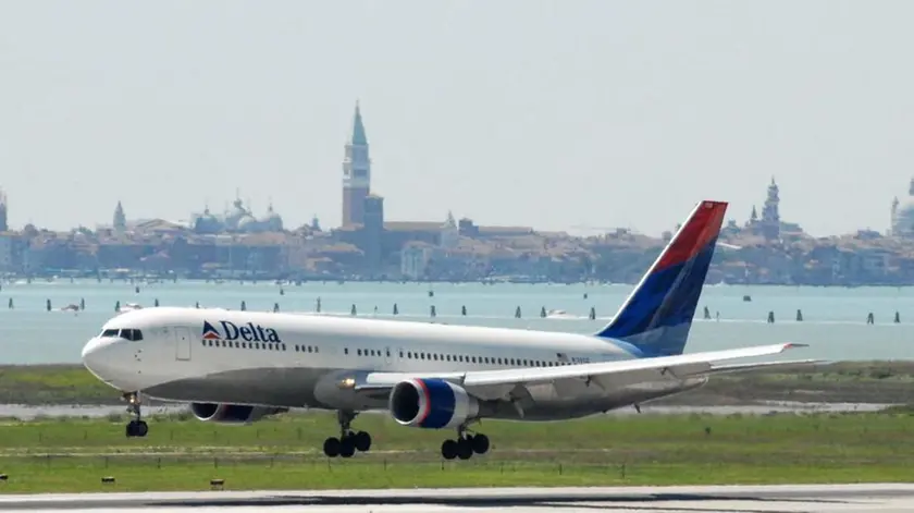 TESSERA 07/06/2006 Aeroporto Marco Polo inaugurazione nuovo volo Venezia-Atlanta delta air lines......(C) Bertolin Matteo richiesto da DE POLO TESSERA 07/06/2006 Aeroporto Marco Polo inaugurazione nuovo volo Venezia-Atlanta delta air lines