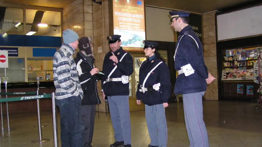 Controlli della Polizia in stazione a Mestre (foto d'archivio)