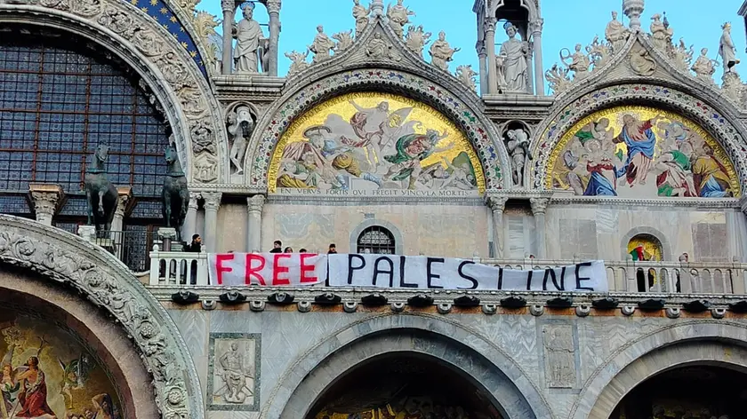 Lo striscione Free Palestine esposto alla Basilica di San Marco