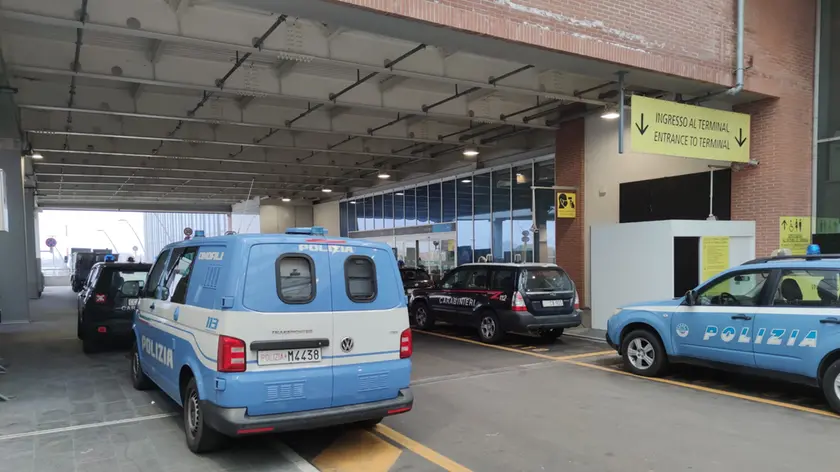 I mezzi degli artificeri all'aeroporto internazionale Marco Polo di Venezia Tessera (foto Gilardi / Pòrcile)
