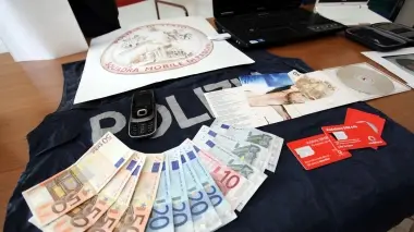 Le bancanote sequestrate ai due sfruttatori dalla polizia di Padova