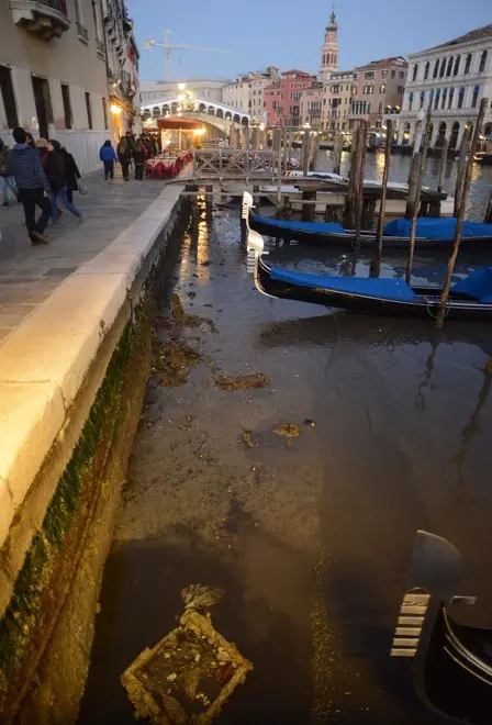 Interpress/M.Tagliapietra Venezia 04.01.2015.- Bassa Marea Canal Grande Rialto.