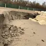 Lo scalino che si è formato sulla spiaggia a Isola Verde