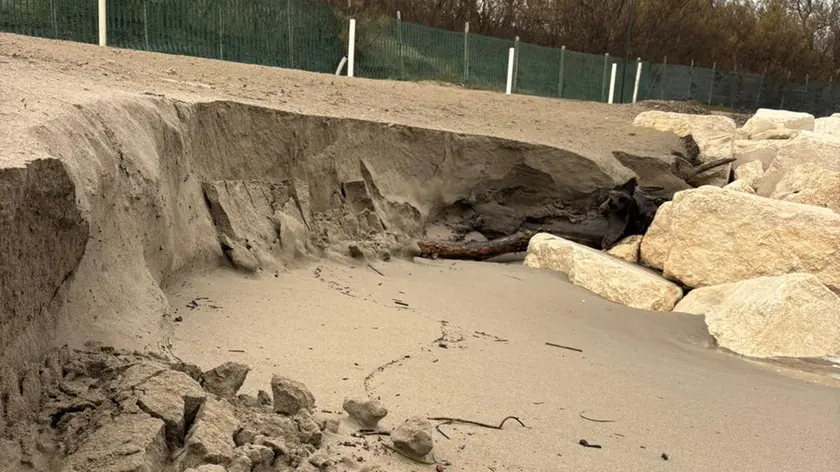 Lo scalino che si è formato sulla spiaggia a Isola Verde