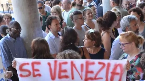 Interpress/Mazzega Venezia, 29.07.2016.- Consiglio Comunale, Cà Farsetti presidiata dalle forze dell'Ordine per la protesta dei Comunali e BLM.-