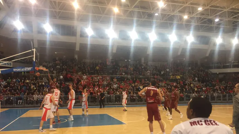 Un'azione della gara di Champions vinta dalla Reyer a Oradea, in Romania