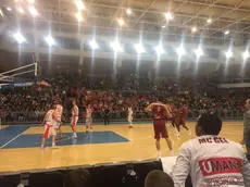 Un'azione della gara di Champions vinta dalla Reyer a Oradea, in Romania