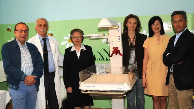 Interpress/Mazzega Pellicani Venezia, 25.05.2012.- OCR Venezia,.regalato al reparto Pediatria dalla ONLUS MIDGET una culla "Isola neonatale".- Nella foto il Primario Dr.Lucio Santoro.-
