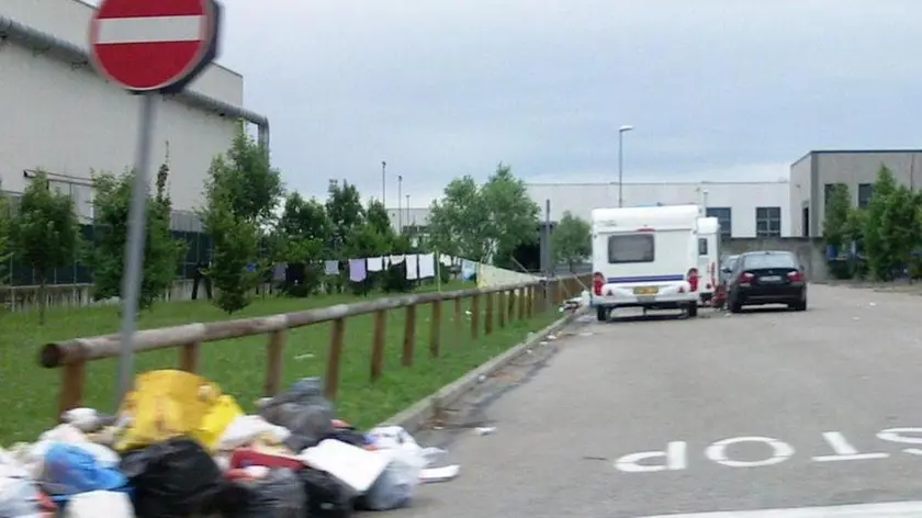 si allegano foto comunicato stampa zingari zona industriale noventa di piave.saluti padaniliga veneta lega nord sezione di noventa di piave - I parcheggi occupati dai nomadi