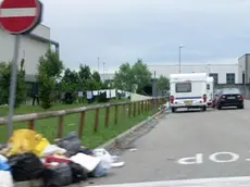 si allegano foto comunicato stampa zingari zona industriale noventa di piave.saluti padaniliga veneta lega nord sezione di noventa di piave - I parcheggi occupati dai nomadi