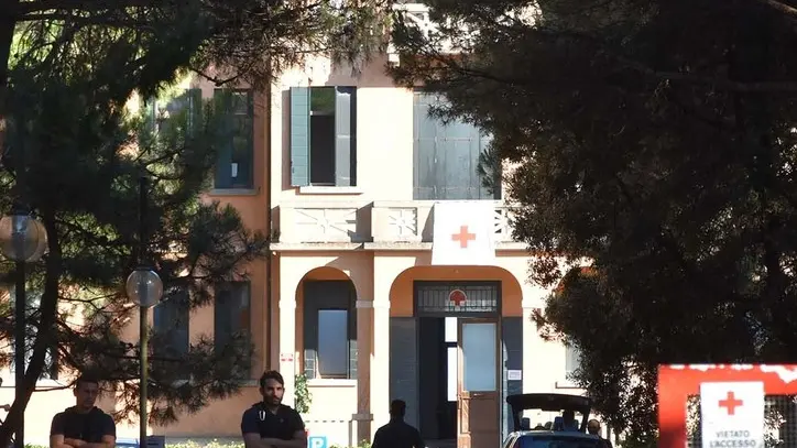 COLUCCI- DINO TOMMASELLA - JESOLO - LA CROCE ROSSA CON LA AGENTI DI POLIZIA E IMIGRANTI CHE GIOCANO AL PALLONE