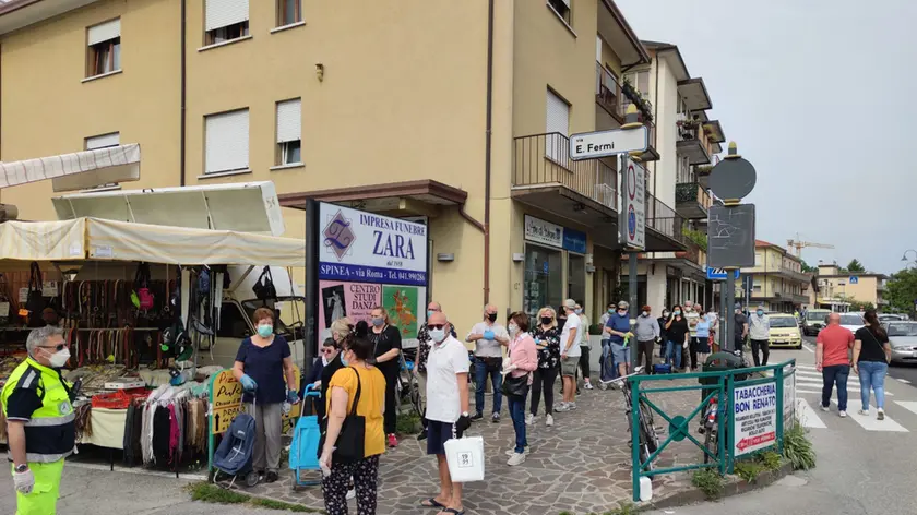 Troppa ressa al mercato: accessi chiusi e tutti in coda (foto Ag. Pòrcile Press)