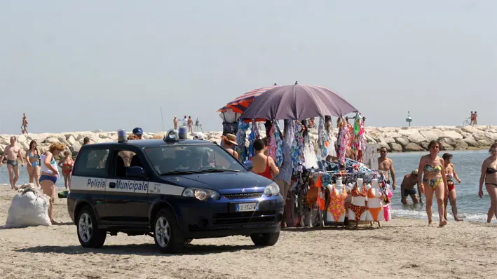 mph03a Ruggero Donaggio 10/7/2006 Sottomarina: mercato in spiaggia - 4 servizi