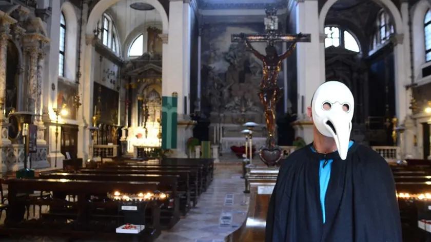 Interpress/M.Tagliapietra Venezia 06.02.2018.- Maschera dentro la chiesa di San Moisè.