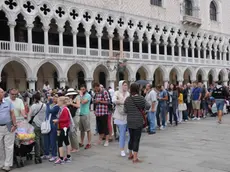 Interpress/Mazzega Tantucci Venezia, 16.08.2014.- Turismo a Venezia.- Nella foto a San Marco, code per entrare in Basilica