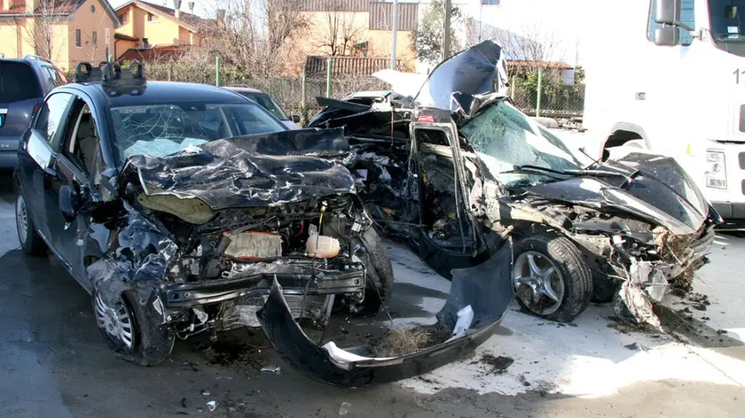 SCATTOLIN MESTRE: LE AUTO DELL' INCIDENTE MORTALE AVVENUTO IN LOCALITˆ MONTIRON. 11/01/09 LIGHT IMAGE