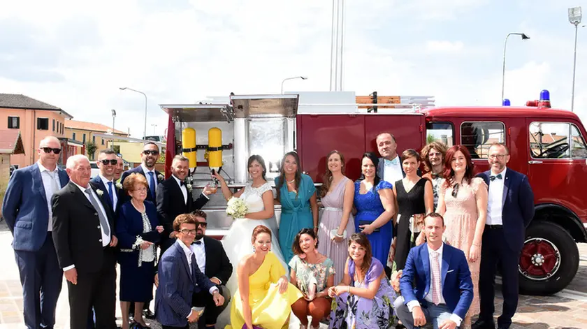 DE POLO - TOMMASELLA - MUSILE - MATRIMONIO DI FERRARI ALESSANDRO CON CAMION POMPIERI RIEMPITO DI BIRRA